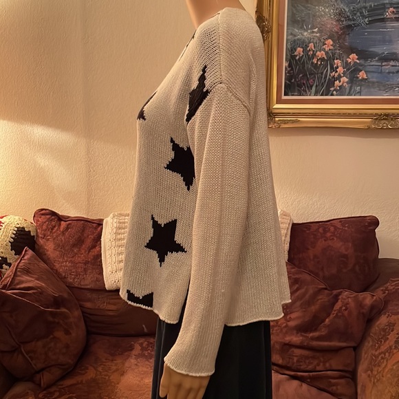 H&M Divided Cream with Blue Stars Sweater - Picture 2 of 4